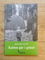 Katten g&aring;r i gr&auml;set