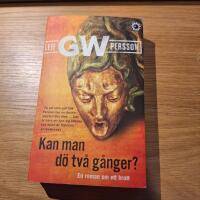 Kan man d&ouml; tv&aring; g&aring;nger? - en roman om ett brott