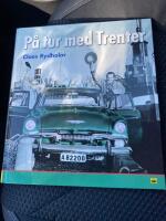 P&aring; tur med Trenter : en tidsresa med bildperspektiv genom Stieg Trenters Sverige p&aring; 1940-, 50- 60-talen med personliga betraktelser kring mord, mat och framf&ouml;rallt bilar