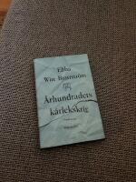 &Aring;rhundradets k&auml;rlekskrig : en punktroman