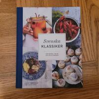 Svenska klassiker : &aring;rstiderna, maten och traditionerna