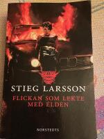 FLICKAN SOM LEKTE MED ELDEN