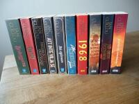 Det stora &aring;rhundradet 1-10 : Brobyggarna, Dandy, Mellan r&ouml;tt och svart, Att inte vilja se, Bl&aring; stj&auml;rnan, Amerikanska jeans, 1968, De som d&ouml;dar dr&ouml;mmar sover aldrig, Den andra d&ouml;dssynden, Slutet p&aring; historien