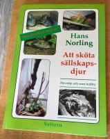 Att sk&ouml;ta s&auml;llskapsdjur : f&ouml;r n&ouml;je och som hobby : faktabok med sk&ouml;tselr&aring;d f&ouml;r ett 40-tal djur