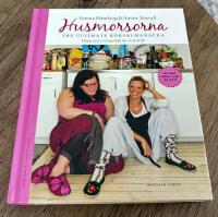 Husmorsorna - the ultimate k&ouml;ksalmanacka : h&auml;ng med och laga k&auml;k f&ouml;r ett helt &aring;r!
