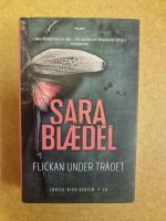 Flickan under tr&auml;det