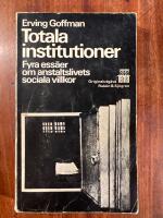 Totala institutioner : fyra ess&auml;er om anstaltslivets sociala villkor