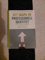 Att skapa en professionell identitet : om utvecklingsinriktade examensarbeten i l&auml;rarutbildningen