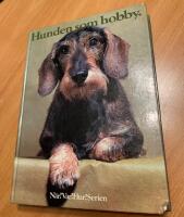 Hunden som hobby : anskaffning, v&aring;rd, uppfostran, dressyr, psykologi, anatomi, sjukdomar, specialdressyr, t&auml;vlingar, 149 rasbeskrivningar