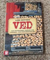 Ved - allt om huggning, stapling och torkning - och vedeldningens sj&auml;l