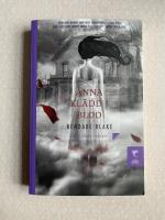 Anna kl&auml;dd i blod