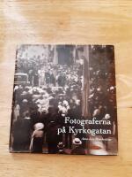 Fotograferna p&aring; Kyrkogatan : Anna-Lisa Pewe ber&auml;ttar om August Pehrsons glaspl&aring;tar, om egna fotografier och om Torsbys unga historia