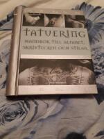 Tatuering : handbok till alfabet, skrivtecken & stilar - en uppslagsbok om skrift som kroppskonst