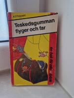 Teskedsgumman flyger och far