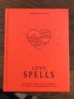 K&auml;rleksmagi : ritualer, formler & brygder som f&aring;r k&auml;rleken att blomstra