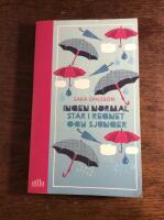 Ingen normal st&aring;r i regnet och sjunger