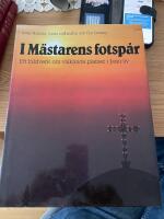 I M&auml;starens fotsp&aring;r : ett bildverk om v&auml;lk&auml;nda platser i Jesu liv