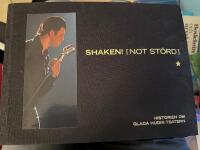 Shaken! [Not st&ouml;rd] : historien om Glada Hudik-teatern