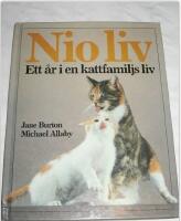 Nio liv : ett &aring;r i en kattfamiljs liv