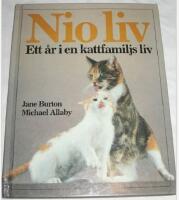 Nio liv : ett &aring;r i en kattfamiljs liv
