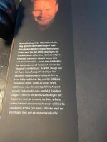 Under Afrikas himlar : M&ouml;ten med vildhundar och andra djur p&aring; savanner