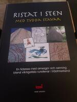 Ristat i sten. Med tydda stavar 