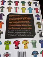 1000 fotbollstr&ouml;jor : fr&aring;n &ouml;ver 100 l&auml;nder och 500 lag