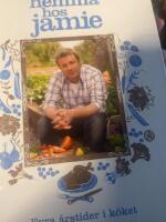 Hemma hos Jamie : fyra &aring;rstider i k&ouml;ket