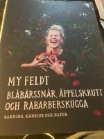 Bl&aring;b&auml;rssn&aring;r, &auml;ppelskrutt och rabarberskugga : bakning och k&auml;nslor genom naturen