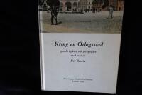 Kring en &ouml;rlogsstad.  Gamla vykort och fotografier