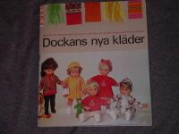 Dockans nya kl&auml;der : m&ouml;nster och beskrivningar p&aring; sydda, stickade och virkade plagg