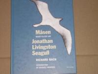 M&aring;sen : ber&auml;ttelsen om Jonathan Livingston Seagull