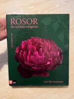 Rosor f&ouml;r nordiska tr&auml;dg&aring;rdar : buskrosor