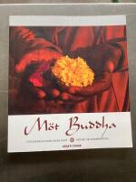M&ouml;t Buddha : fotografier fr&aring;n Bodh Gaya, verser ur Dhammapada