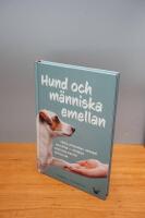 Hund och m&auml;nniska emellan : fakta, erfarenhet, samspel och k&auml;rlek - f&ouml;rdjupa relationen med din fyrfota v&auml;n