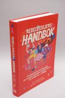 Rebelltjejers handbok : En guide till att tro p&aring; sig sj&auml;lv n&auml;r kroppen f&ouml;r&auml;ndras, huvudet snurrar och v&auml;rlden &auml;r ... kr&aring;nglig