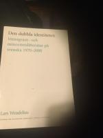 Den dubbla identiteten : immigrant- och minoritetslitteratur p&aring; svenska 1970-2000