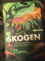 Skogen : om tr&auml;d, m&auml;nniskor och 25 000 andra arter