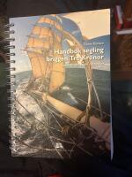 Handbok segling briggen Tre Kronor : [konsten att segla r&aring;tacklat] : kortfattad beskrivning av Tre Kronor af Stockholms skrov och rigg samt hur man seglar fartyget]