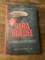 Flickan under tr&auml;det