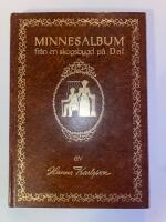 Minnesalbum fr&aring;n en skogsbygd p&aring; Dal av. 157 sidor.