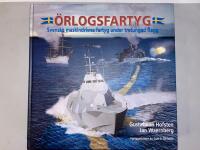 &Ouml;rlogsfartyg : Svenska maskindrivna fartyg under tretungad flagg