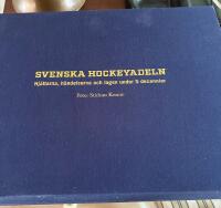 Svenska hockeyadeln : hj&auml;ltarna, h&auml;ndelserna och lagen under 5 decennier