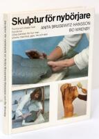 Skulptur f&ouml;r nyb&ouml;rjare : forma och skapa med h&auml;nderna : olika tekniker f&ouml;r hur man arbetar med lera, gips, tr&auml; och sten