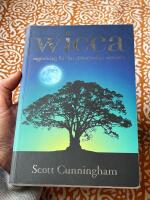 Wicca: v&auml;gledning f&ouml;r den sj&auml;lvst&auml;ndiga ut&ouml;varen