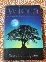 Wicca: v&auml;gledning f&ouml;r den sj&auml;lvst&auml;ndiga ut&ouml;varen