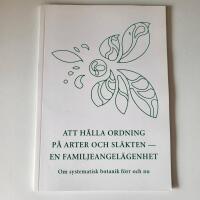 Att h&aring;lla ordning p&aring; arter och sl&auml;kten - en familjeangel&auml;genhet : om systematisk botanik f&ouml;rr och nu