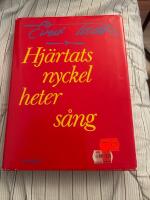 Hj&auml;rtats nyckel heter s&aring;ng : Sextionio visor och en dikt