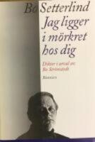 Jag ligger i m&ouml;rkret hos dig : dikter