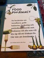 Food Pharmacy : en ber&auml;ttelse om tarmfloror, sn&auml;lla bakterier, forskning och antiinflammatorisk mat